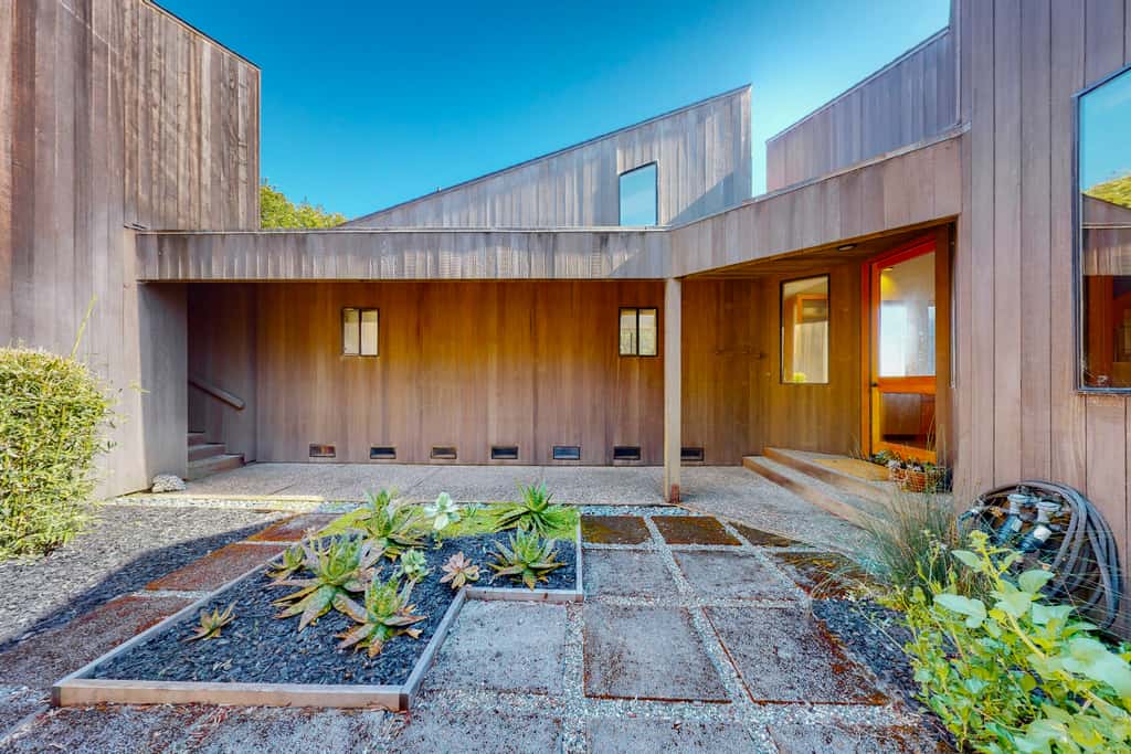 Just Bluffing - Oceanfront home near Shell Beach & Bluff Trail with deck & ocean views