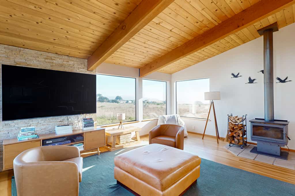 The Pacific shimmers in the distance as you unwind in this Sea Ranch retreat. End the day in your private hot tub with the ocean as your soundtrack. Bring your pup -- dogs love the bluff trails here. Room for 6 in this 2-bedroom home. Just a 10-minute walk to the heated community pool. Trails, tidepools, and two heated community pools -- all within reach. Watch the fog roll in from the deck as the coastline disappears and reappears like magic.