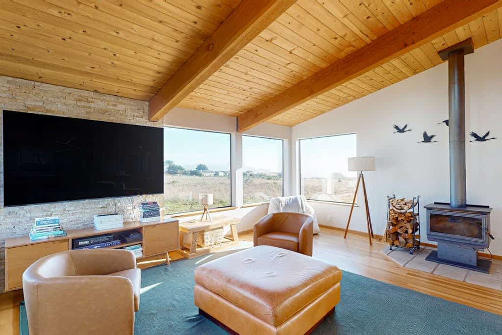The Pacific shimmers in the distance as you unwind in this Sea Ranch retreat. End the day in your private hot tub with the ocean as your soundtrack. Bring your pup -- dogs love the bluff trails here. Room for 6 in this 2-bedroom home. Just a 10-minute walk to the heated community pool. Trails, tidepools, and two heated community pools -- all within reach. Watch the fog roll in from the deck as the coastline disappears and reappears like magic.
