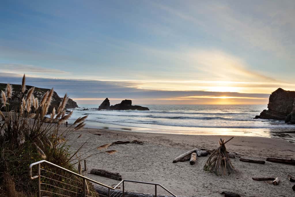 The Cliff House - Oceanfront home with private hot tub and views