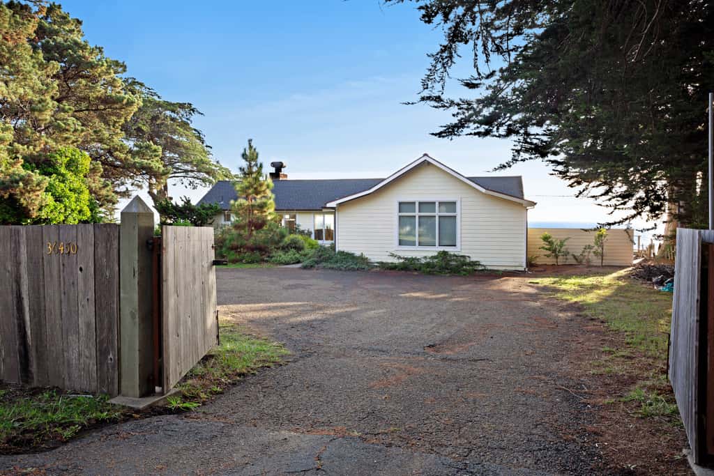 The Cliff House - Oceanfront home with private hot tub and views