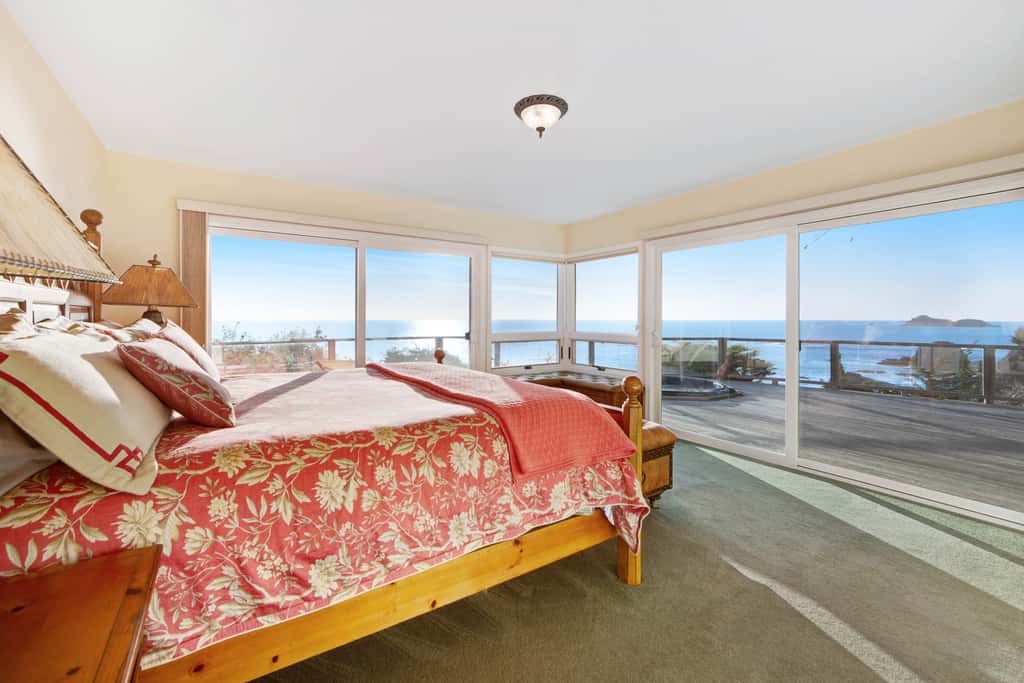The Cliff House - Oceanfront home with private hot tub and views