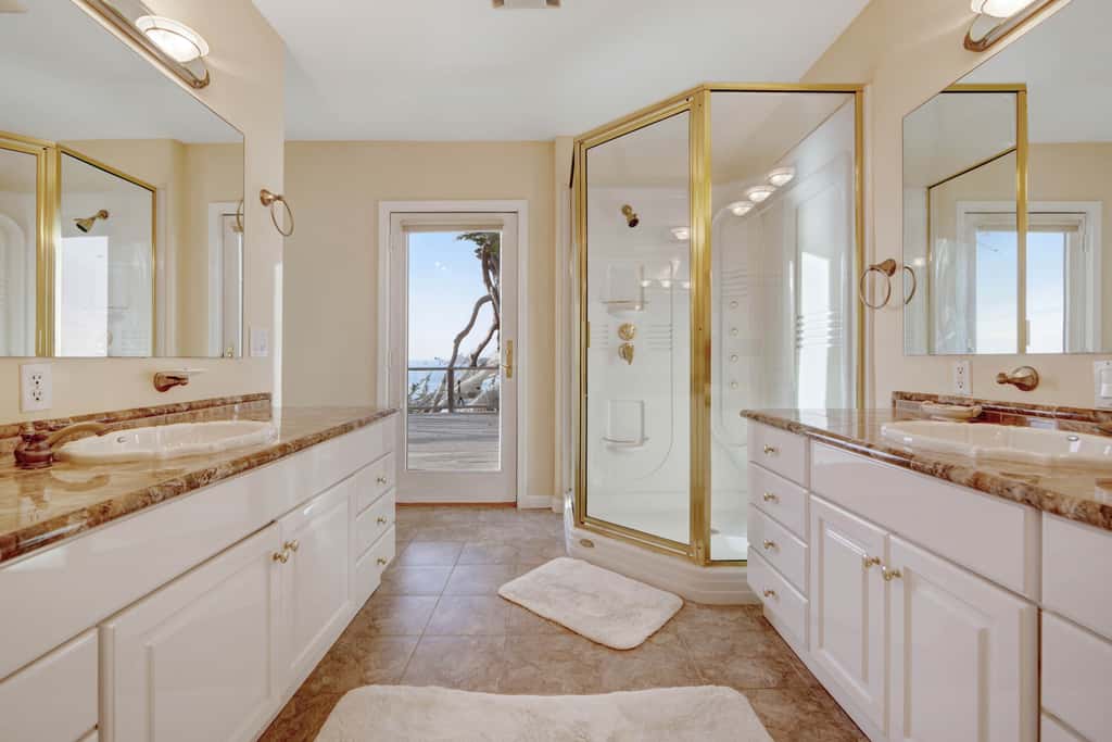 The Cliff House - Oceanfront home with private hot tub and views