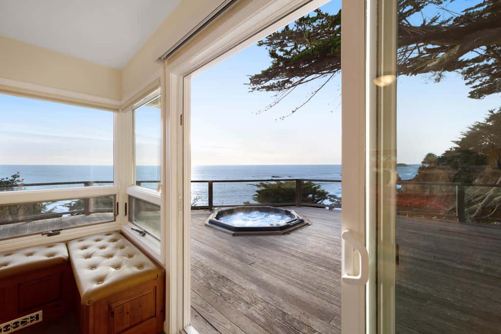 The Cliff House - Oceanfront home with private hot tub and views
