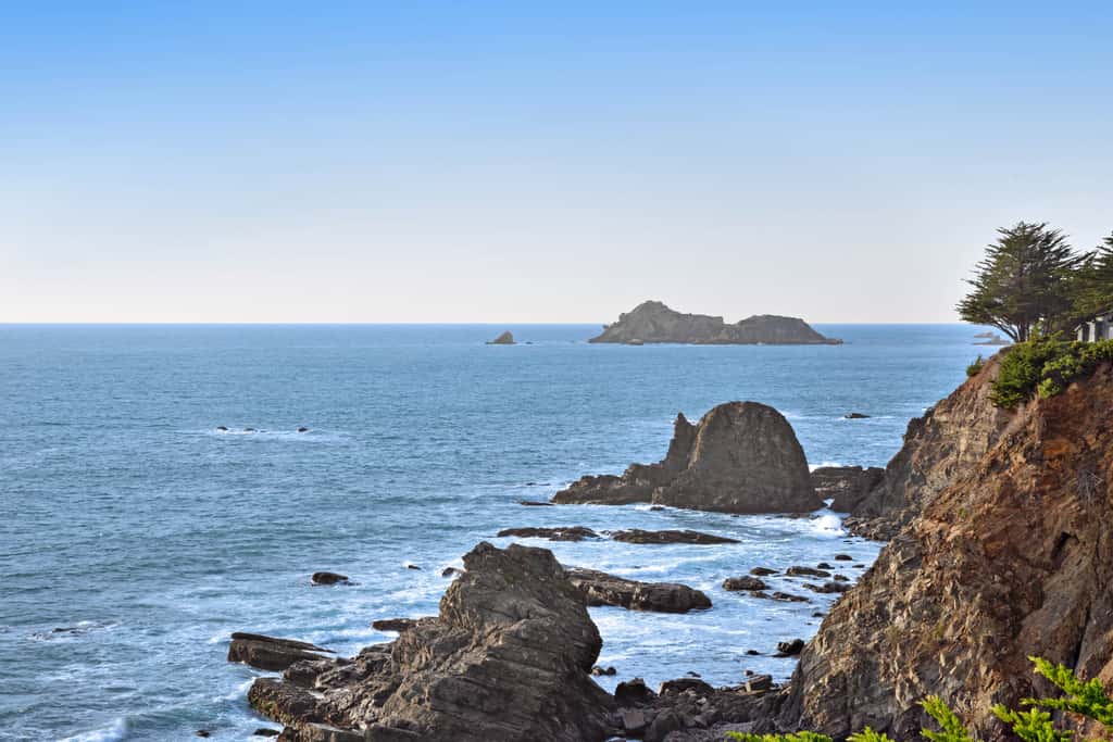 The Cliff House - Oceanfront home with private hot tub and views