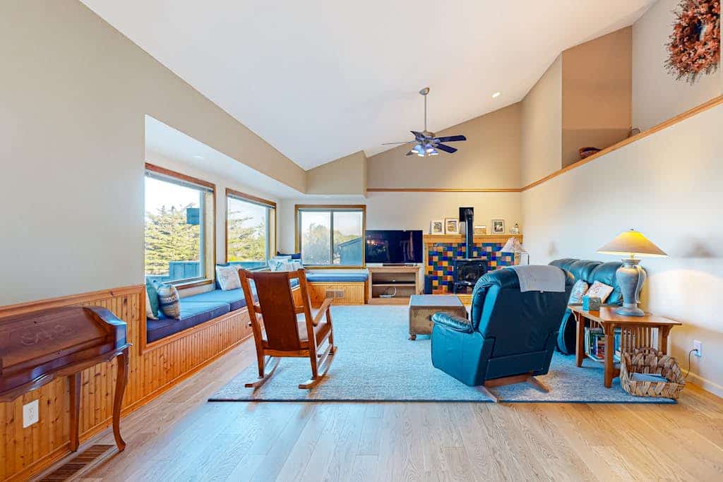 The Pacific shimmers in the distance as you unwind in this Sea Ranch retreat. Soak in the hot tub as the sun dips below the Pacific. A warm fire and ocean views anchor cozy evenings in. Room for 6 in this 2-bedroom home. Just a 11-minute walk to the heated community pool. Whale watching, sunset hikes, and starlit skies -- the coast is calling. Salt air drifts through the windows as the Pacific puts on its daily show just beyond the deck.