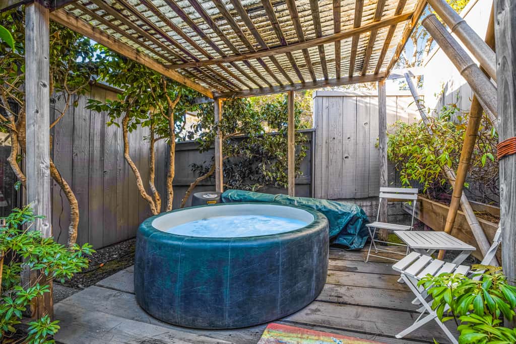 Eurella Estate - Esherick-designed home with private hot tub near Black Point, dogs welcome