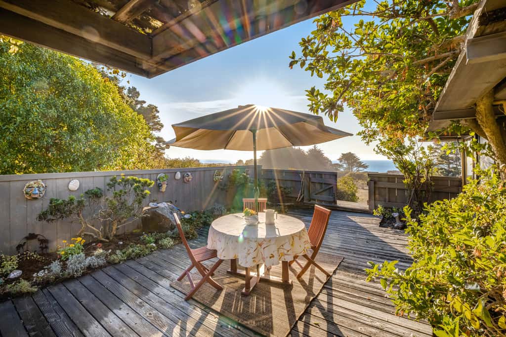 Eurella Estate - Esherick-designed home with private hot tub near Black Point, dogs welcome
