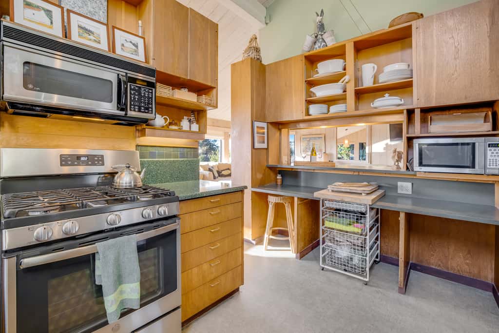 Eurella Estate - Esherick-designed home with private hot tub near Black Point, dogs welcome