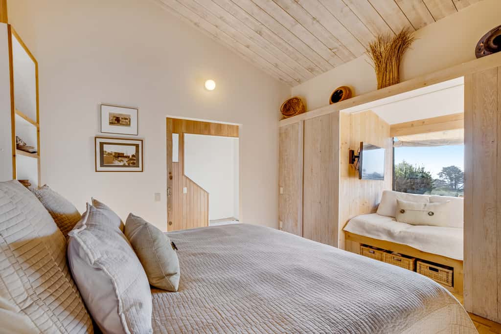 Eurella Estate - Esherick-designed home with private hot tub near Black Point, dogs welcome