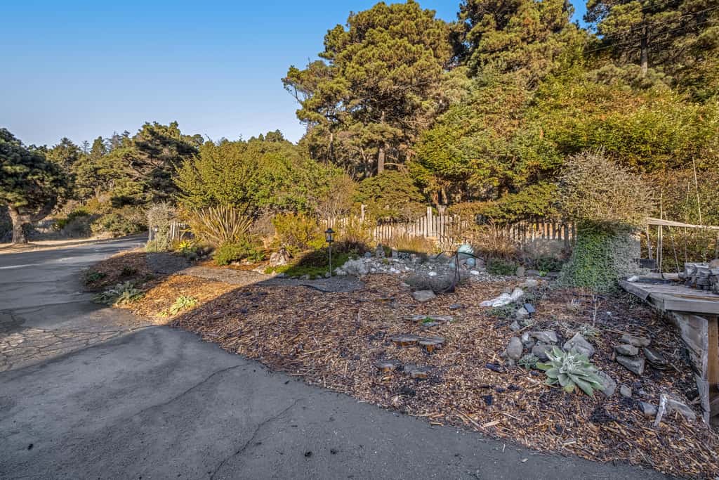 Eurella Estate - Esherick-designed home with private hot tub near Black Point, dogs welcome
