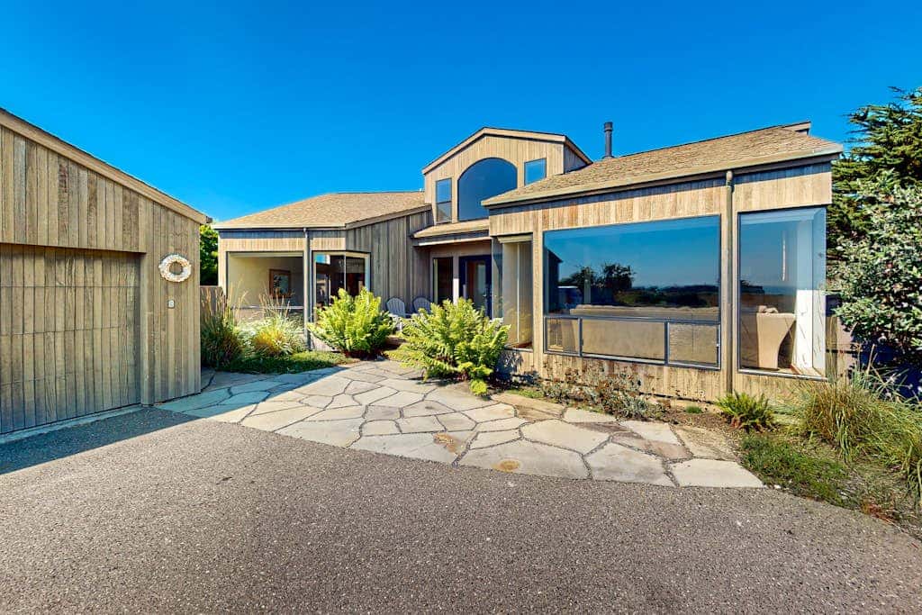 Modern Sea 2 Links - Modern, Ocean View Home on the Golf Course with Private Hot Tub & 2 Fireplaces