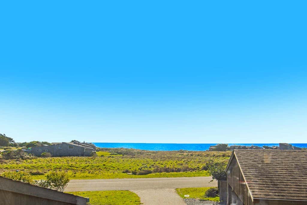 Modern Sea 2 Links - Modern, Ocean View Home on the Golf Course with Private Hot Tub & 2 Fireplaces