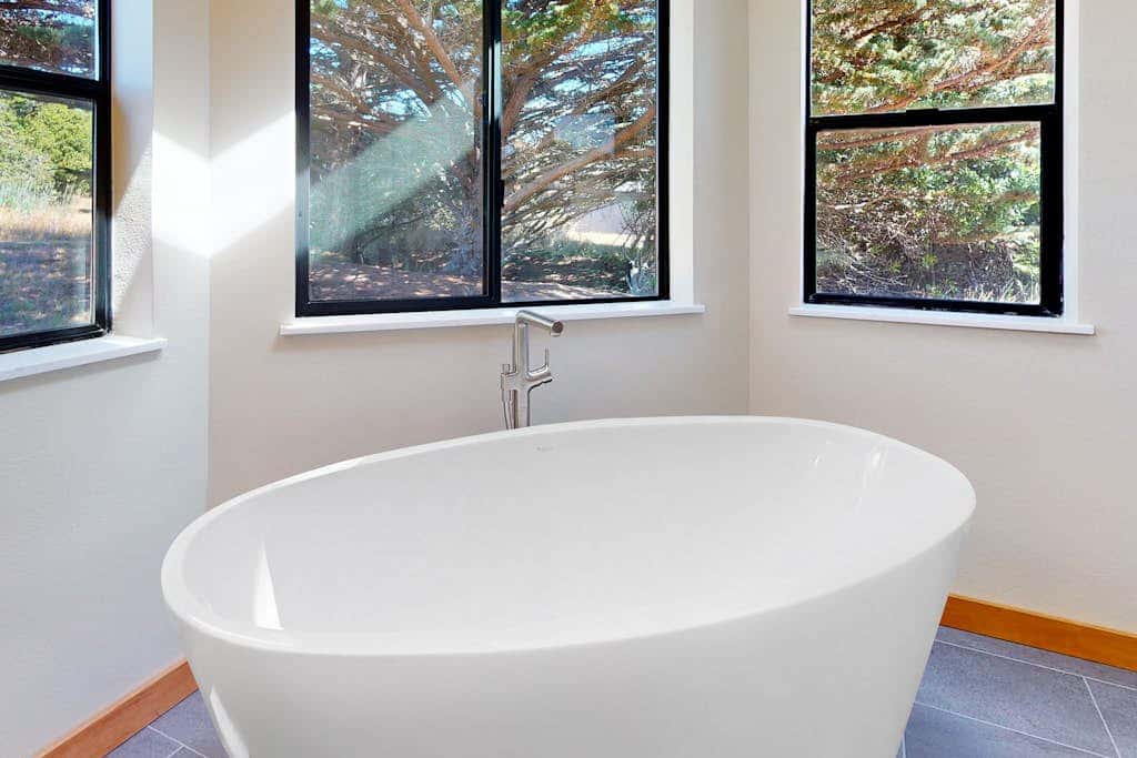 Modern Sea 2 Links - Modern, Ocean View Home on the Golf Course with Private Hot Tub & 2 Fireplaces