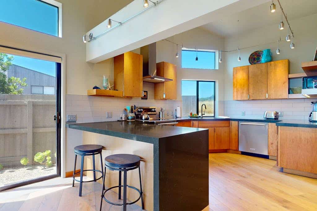 Golden light spills through the windows as the Pacific stretches out before you. End the day in your private hot tub with the ocean as your soundtrack. A warm fire and ocean views anchor cozy evenings in. Room for 6 in this 2-bedroom home. Near the heated community pool. Sea Ranch's iconic trails, tidepools, and heated pools are all at your doorstep. Step outside and the Pacific stretches before you -- this is the Sonoma Coast at its most dramatic.