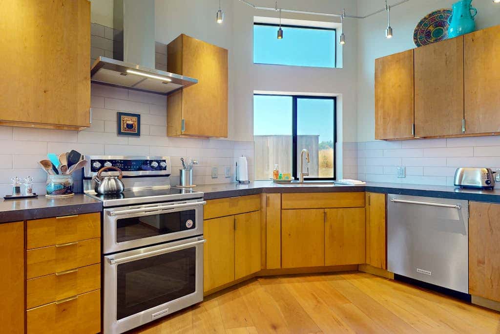 Modern Sea 2 Links - Modern, Ocean View Home on the Golf Course with Private Hot Tub & 2 Fireplaces
