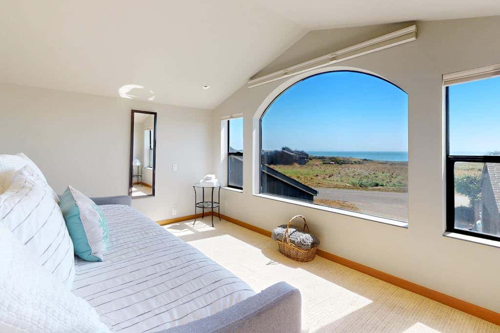 Modern Sea 2 Links - Modern, Ocean View Home on the Golf Course with Private Hot Tub & 2 Fireplaces