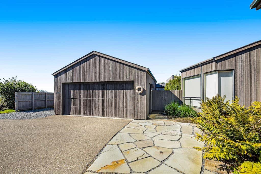 Modern Sea 2 Links - Modern, Ocean View Home on the Golf Course with Private Hot Tub & 2 Fireplaces