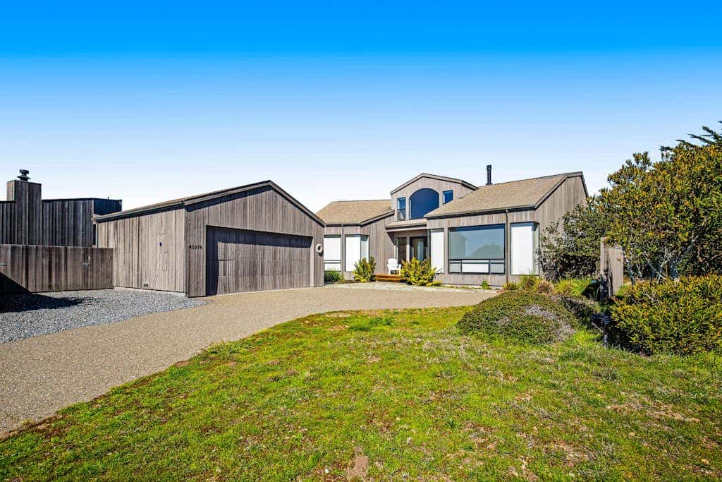 Modern Sea 2 Links - Modern, Ocean View Home on the Golf Course with Private Hot Tub & 2 Fireplaces