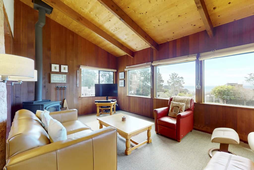 Rainbow's End - Classic Sea Ranch Home With Updated Amenities. Hot Tub. 1 Dog Allowed
