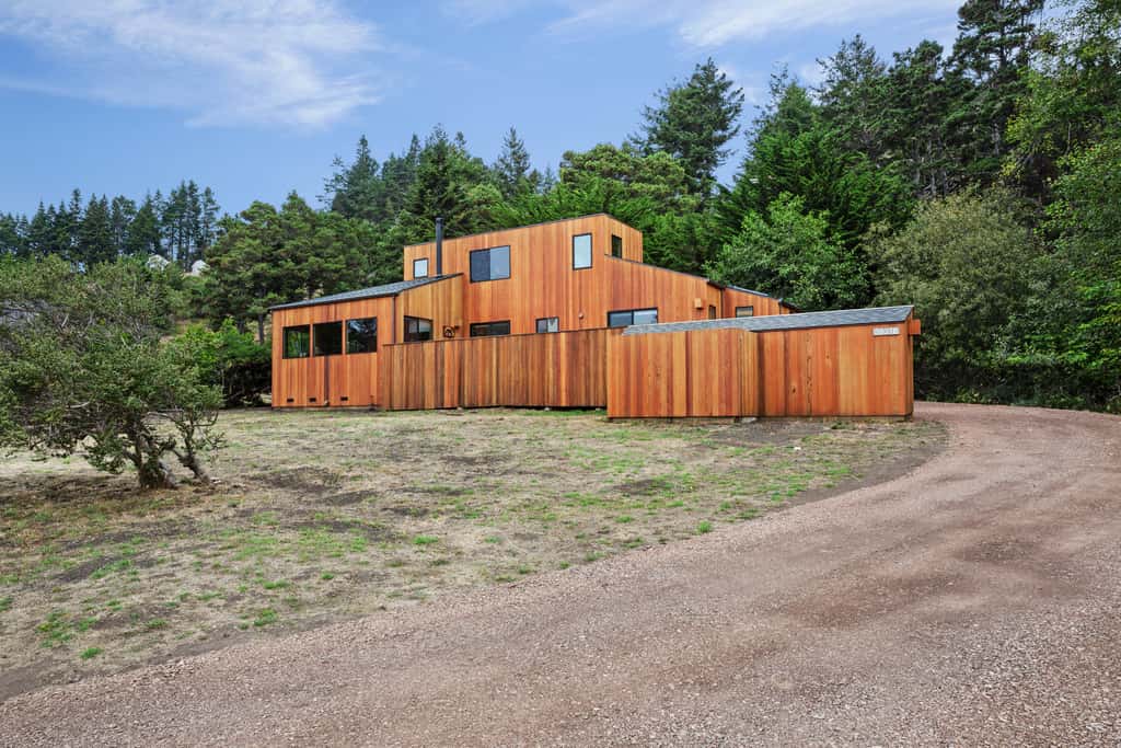 Rainbow's End - Classic Sea Ranch Home With Updated Amenities. Hot Tub. 1 Dog Allowed