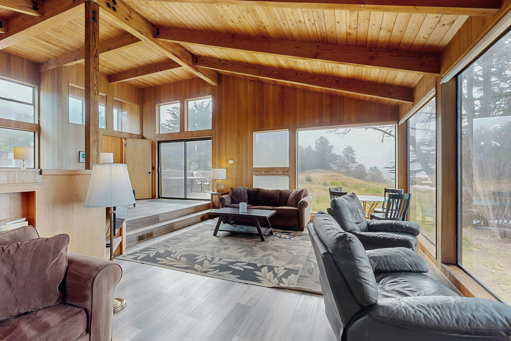 Stoney House - Blufftop home with private hot tub & ocean views, dogs welcome