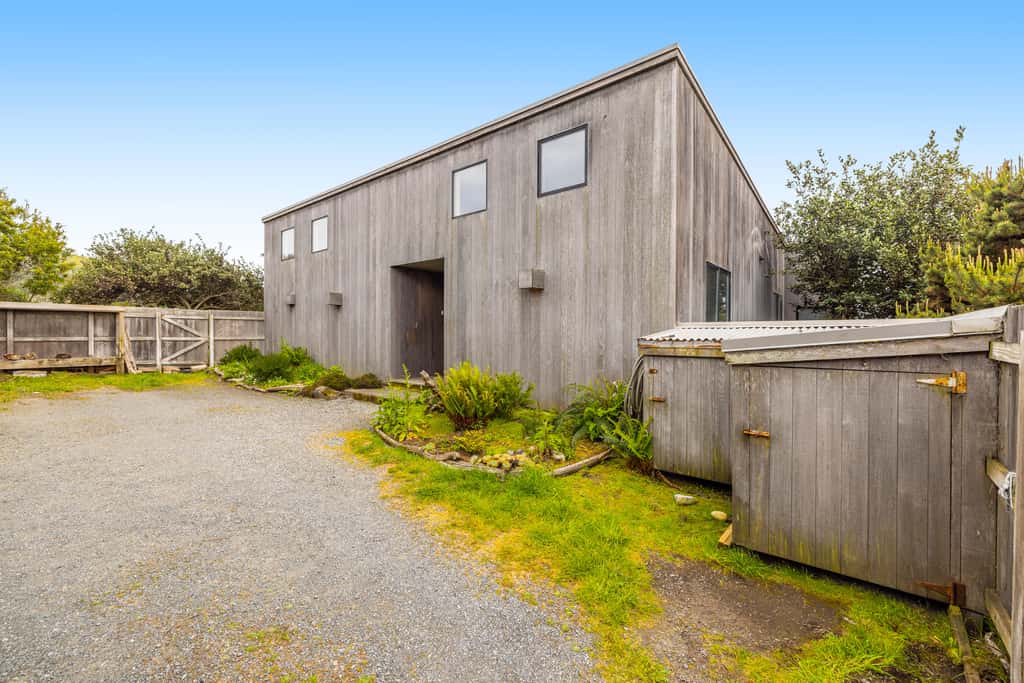 Aloha House - William Brunner-designed home with private hot tub, dogs welcome