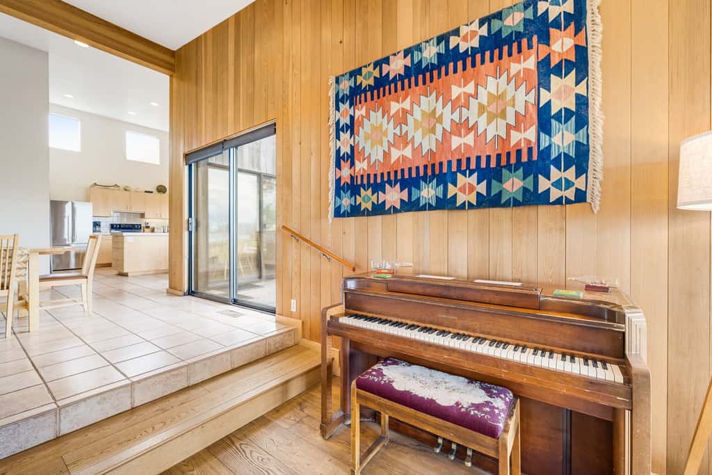 Aloha House - William Brunner-designed home with private hot tub, dogs welcome