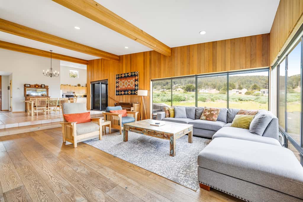 Aloha House - William Brunner-designed home with private hot tub, dogs welcome