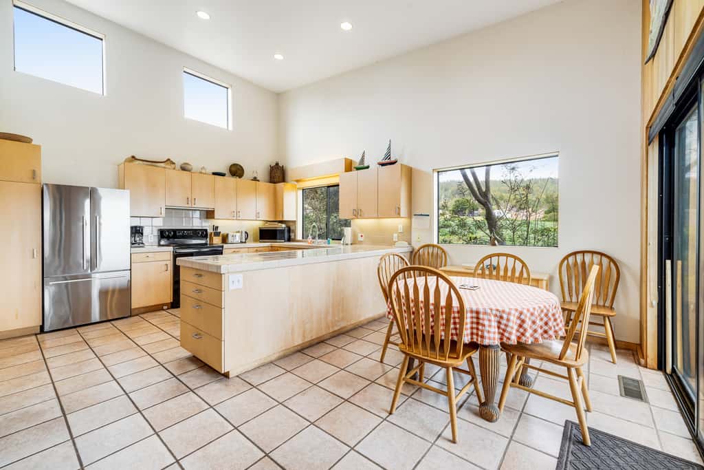 Aloha House - William Brunner-designed home with private hot tub, dogs welcome
