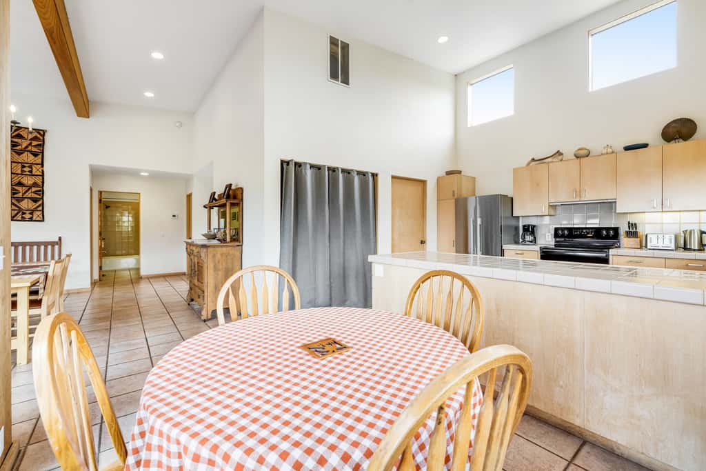 Aloha House - William Brunner-designed home with private hot tub, dogs welcome
