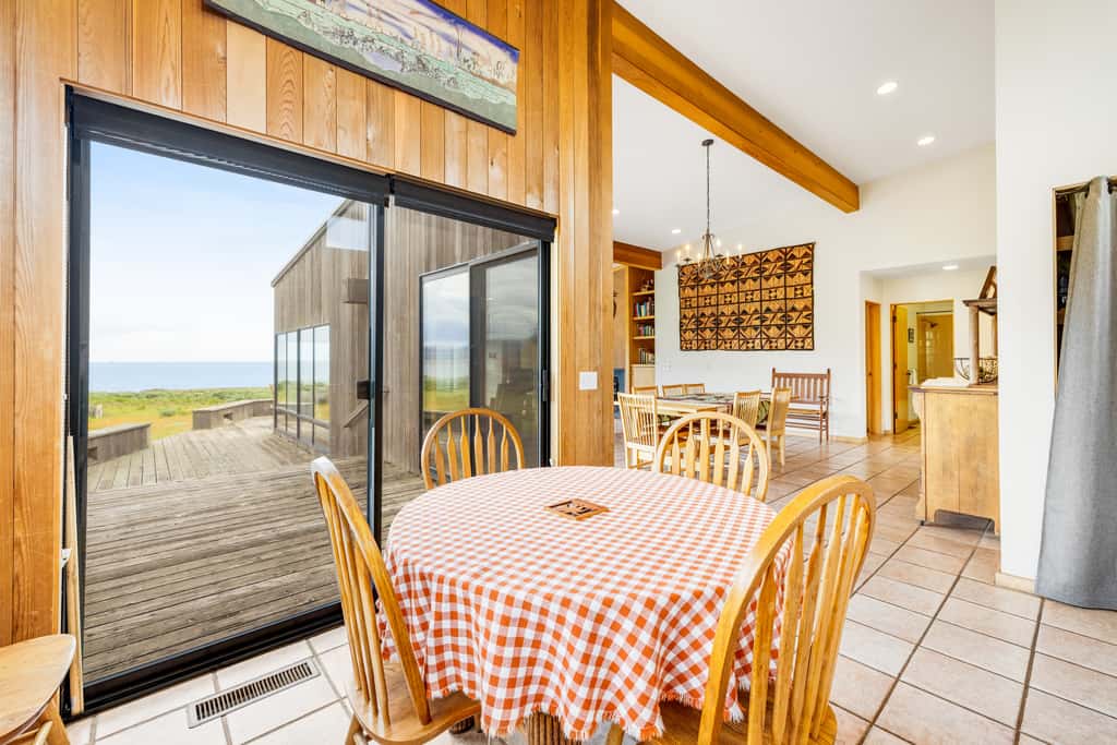 Aloha House - William Brunner-designed home with private hot tub, dogs welcome