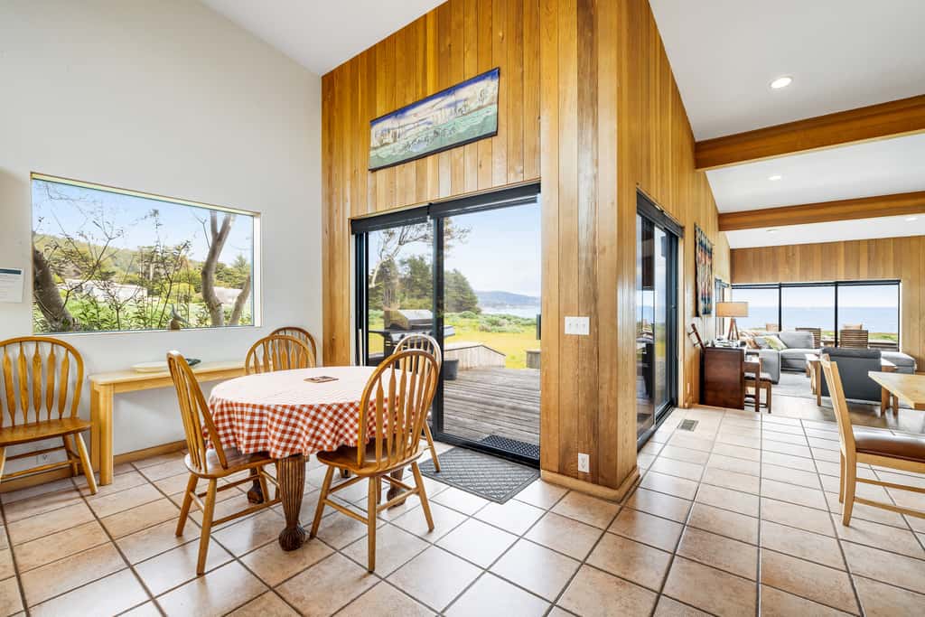Aloha House - William Brunner-designed home with private hot tub, dogs welcome