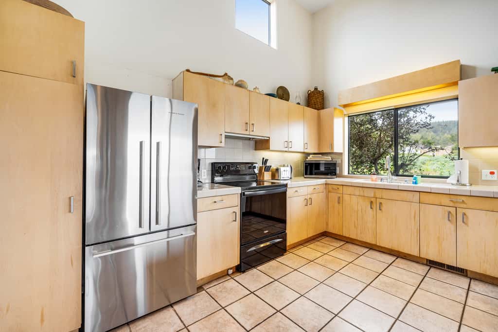 Aloha House - William Brunner-designed home with private hot tub, dogs welcome