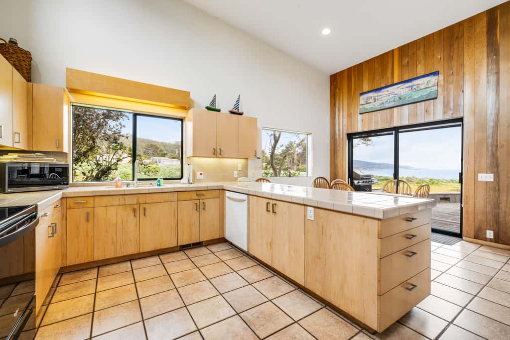 Aloha House - William Brunner-designed home with private hot tub, dogs welcome