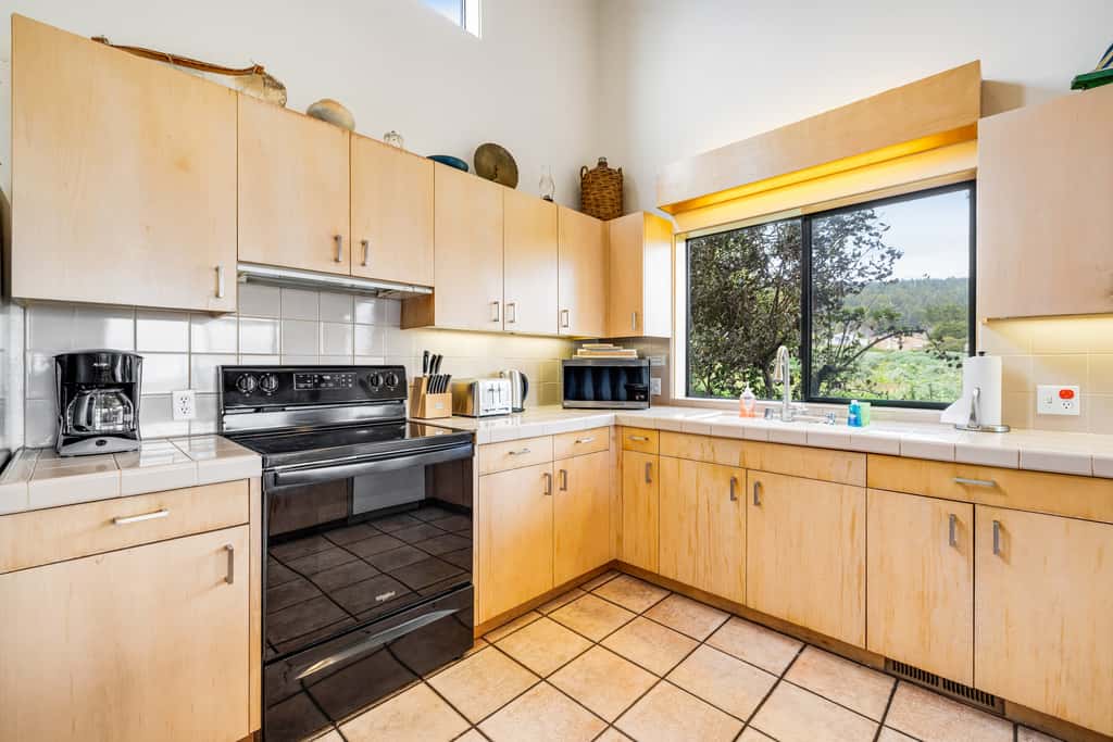 Aloha House - William Brunner-designed home with private hot tub, dogs welcome