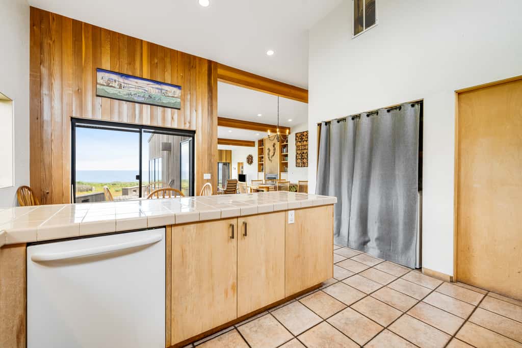 Aloha House - William Brunner-designed home with private hot tub, dogs welcome