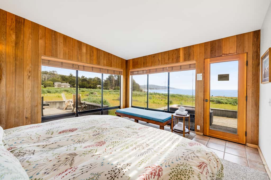 Aloha House - William Brunner-designed home with private hot tub, dogs welcome