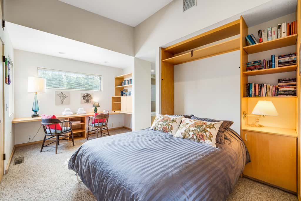 Aloha House - William Brunner-designed home with private hot tub, dogs welcome