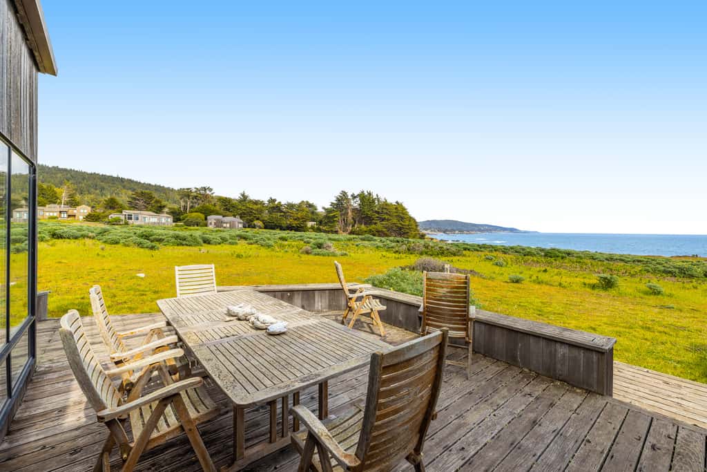 Aloha House - William Brunner-designed home with private hot tub, dogs welcome