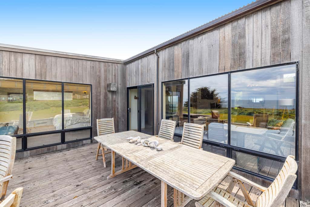 Aloha House - William Brunner-designed home with private hot tub, dogs welcome