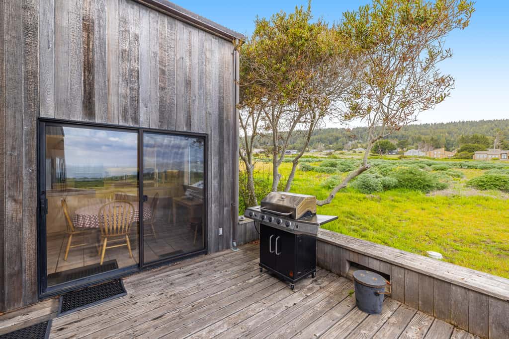 Aloha House - William Brunner-designed home with private hot tub, dogs welcome