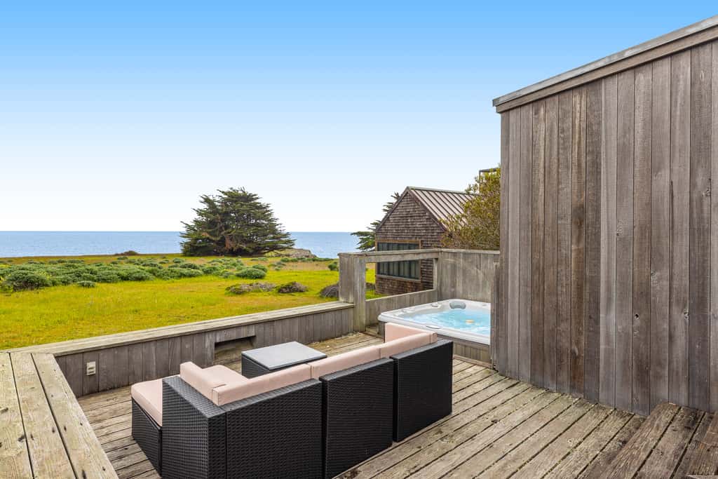 Aloha House - William Brunner-designed home with private hot tub, dogs welcome