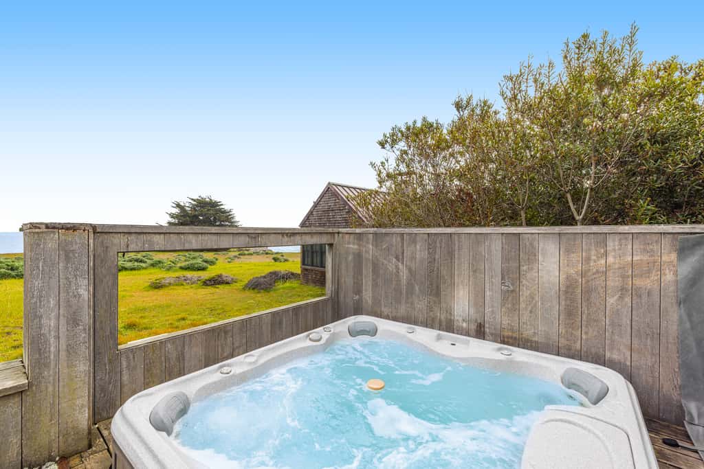 Aloha House - William Brunner-designed home with private hot tub, dogs welcome