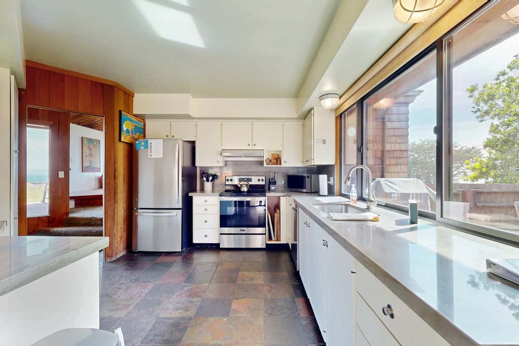Bovill on Shell Beach - Oceanfront home with private hot tub near Shell Beach