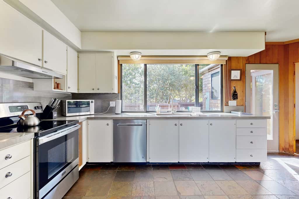 Bovill on Shell Beach - Oceanfront home with private hot tub near Shell Beach