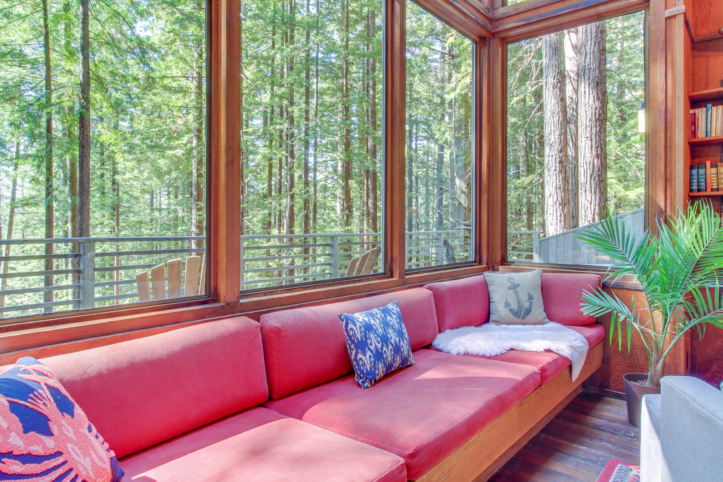 The Redwood House - Forested cabin with private hot tub