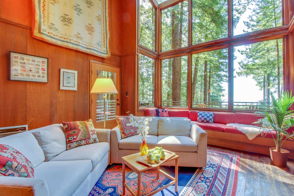 Every sunset here feels like a private show -- the Pacific puts on its best for this cabin. Soak in the hot tub as the sun dips below the Pacific. Curl up by the fireplace as fog rolls in off the Pacific. Room for 4 in this 1-bedroom cabin. All restaurants and Gualala Point Regional Park require a short drive. The Mendonoma Coast's best dining, art, and beaches are minutes away.
