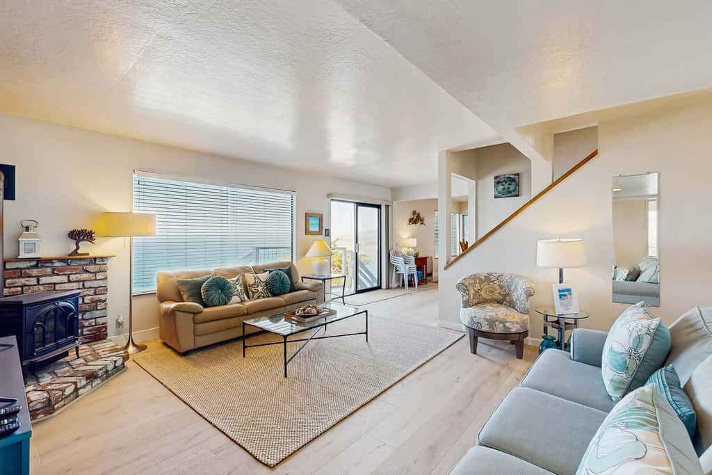 The Lookout Point - Oceanfront home with fireplace & private hot tub - close to town