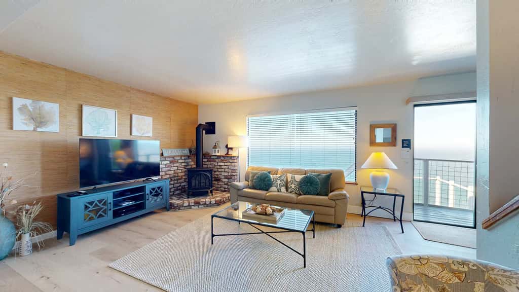 The Lookout Point - Oceanfront home with fireplace & private hot tub - close to town